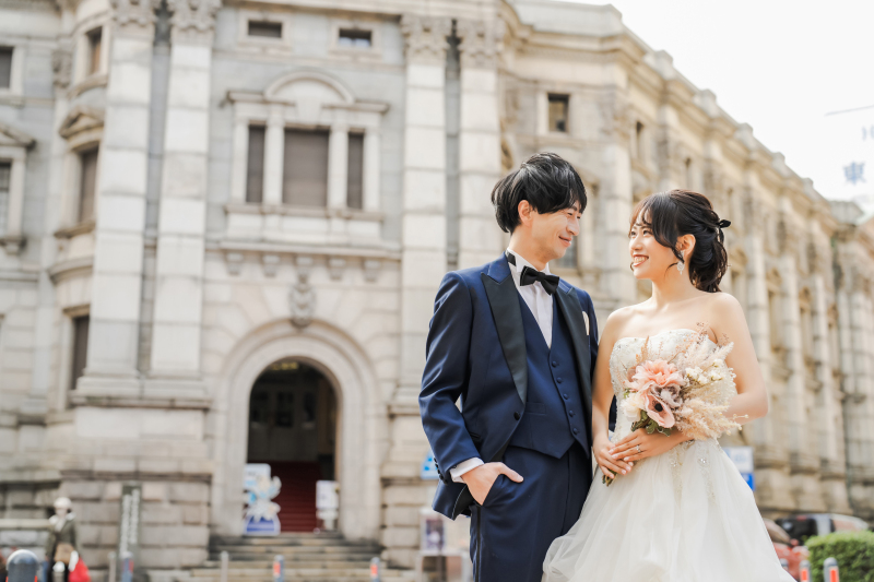 歴史的建造物を背景に