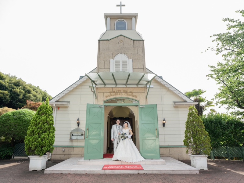 教会をバックに