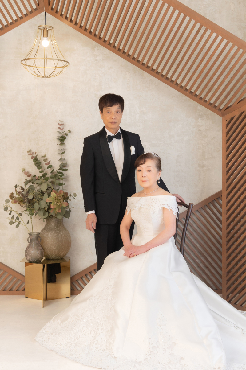 カチッとしたポーズも木目の背景でナチュラルに