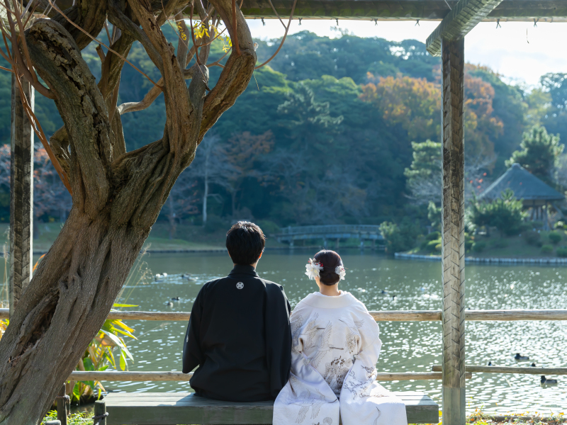 座って遠くを眺めて＊