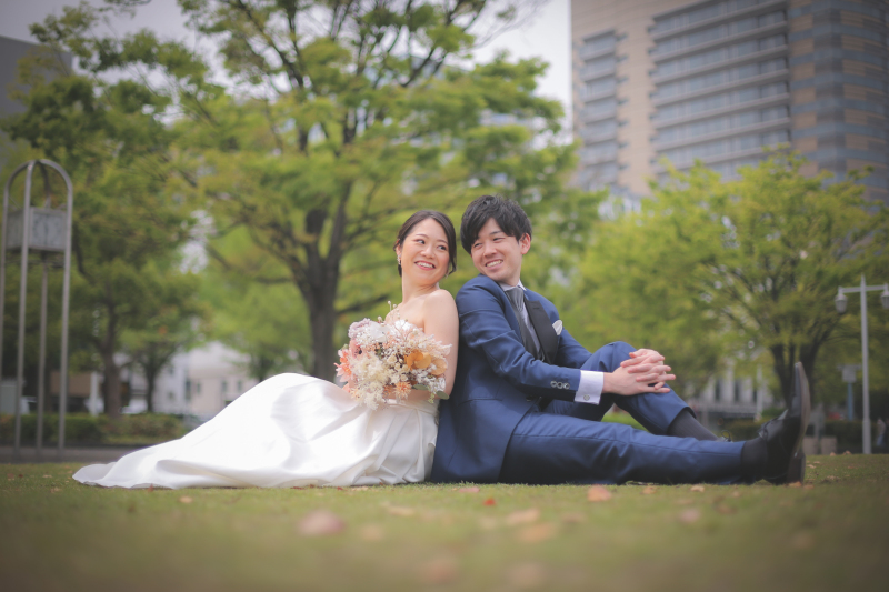 芝生に座ってピクニック気分転換♪