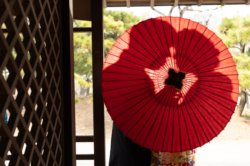 番傘を使ったロマンチックなシルエット写真