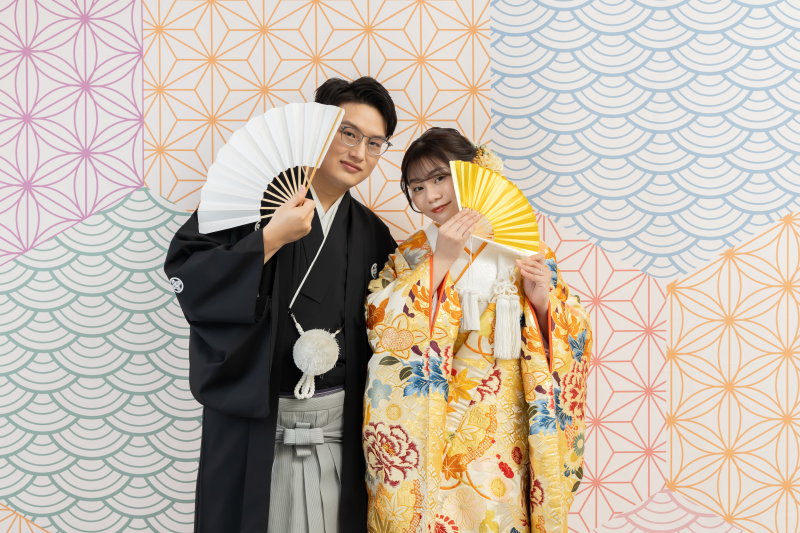 扇子を使って華やかに