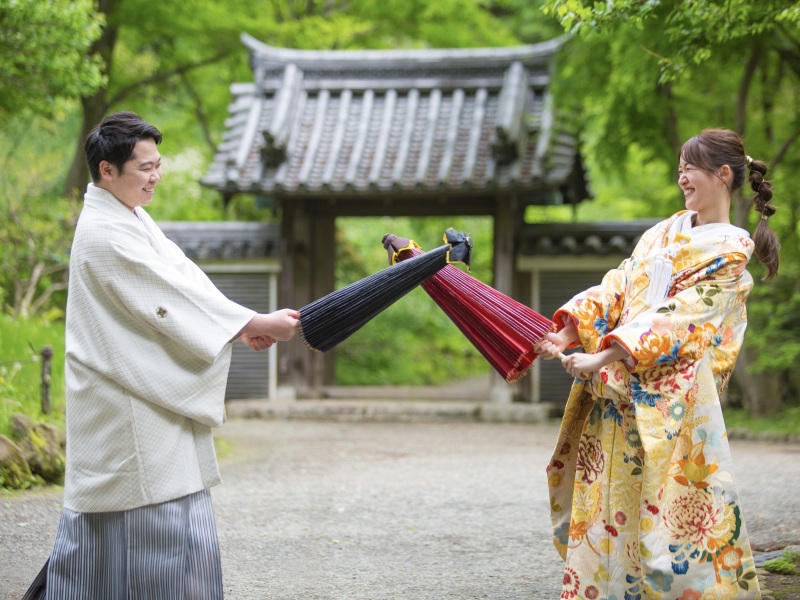 お二人らしい番傘ショット