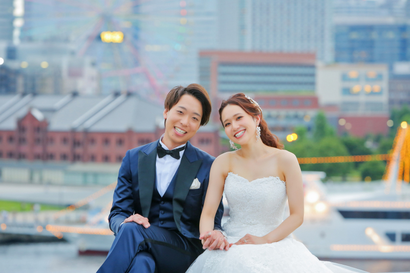 横浜のみなとみらいを背景に