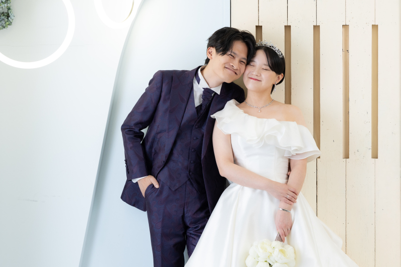 明るい背景はニッコリ笑顔で