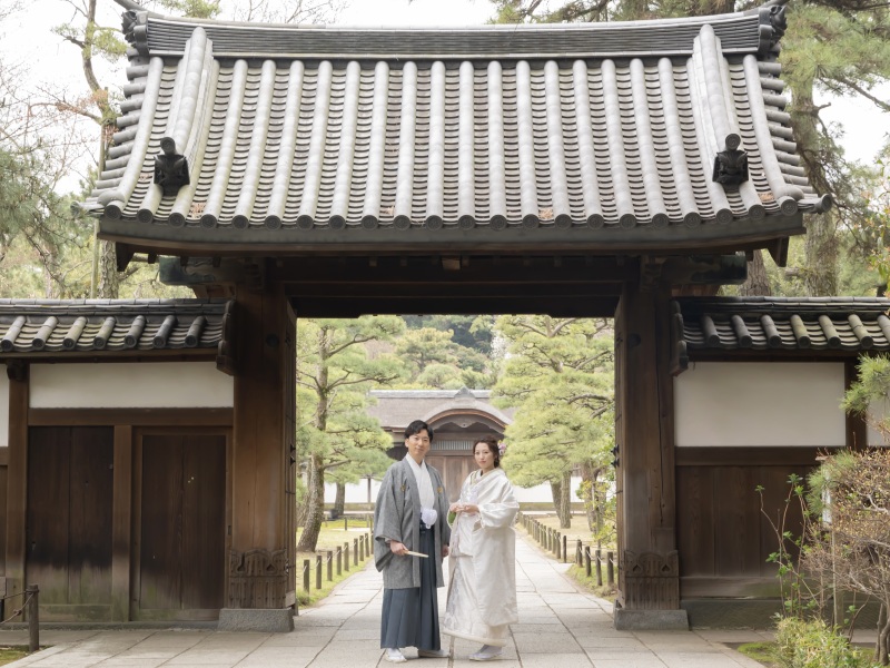 歴史のある建築物を背景に