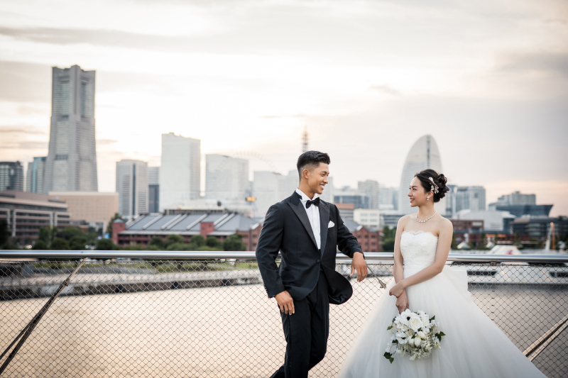 横浜の景色をバックに