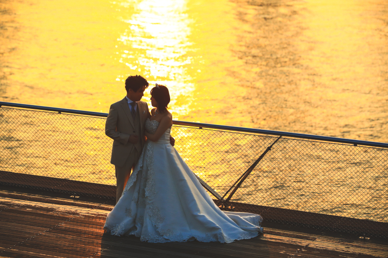 海をバックに...