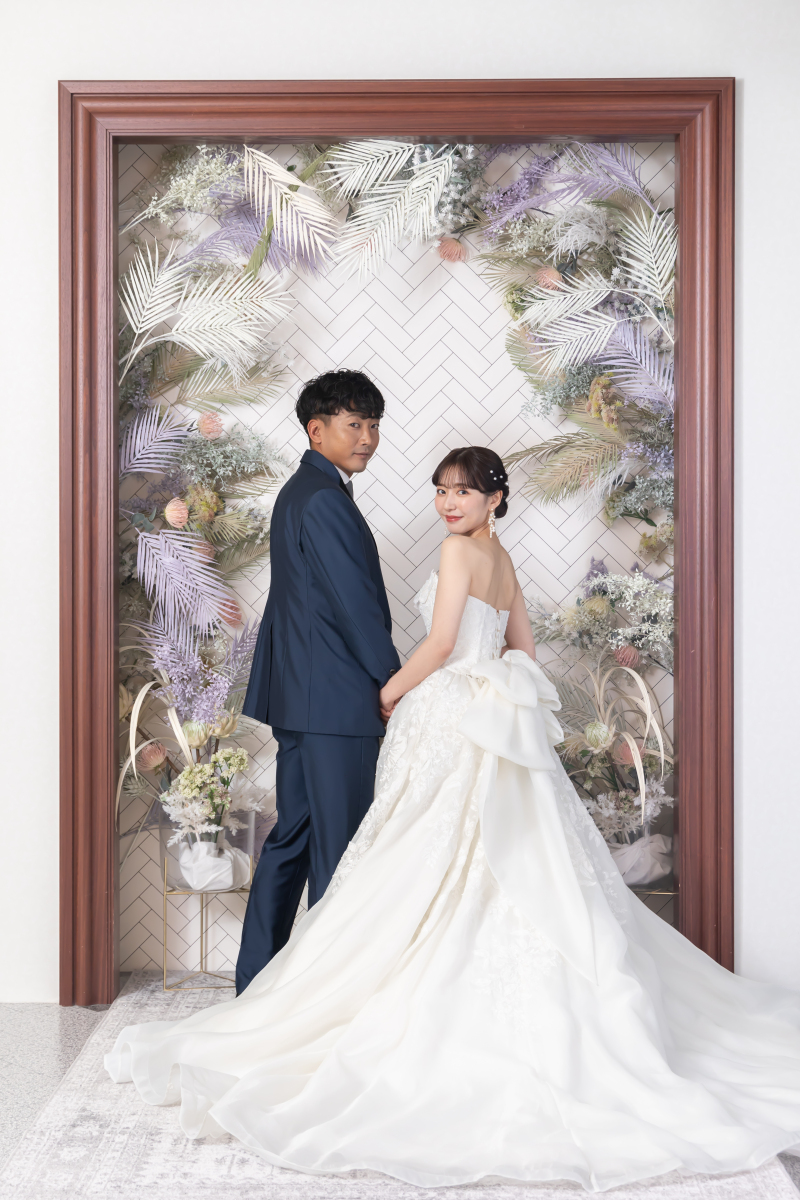 お花の背景で振り返りショット*