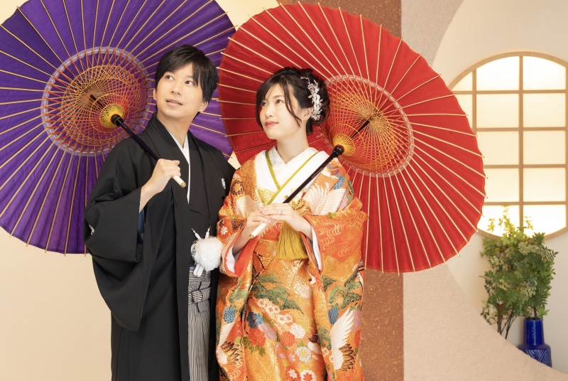 傘をもって和装ならではの雰囲気あるお写真も！