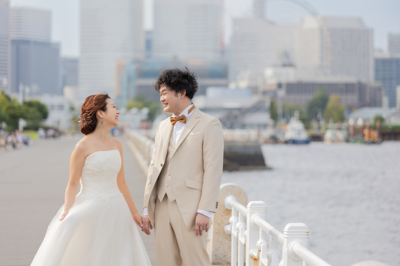 海をバックに解放感あふれる自然なショット♪