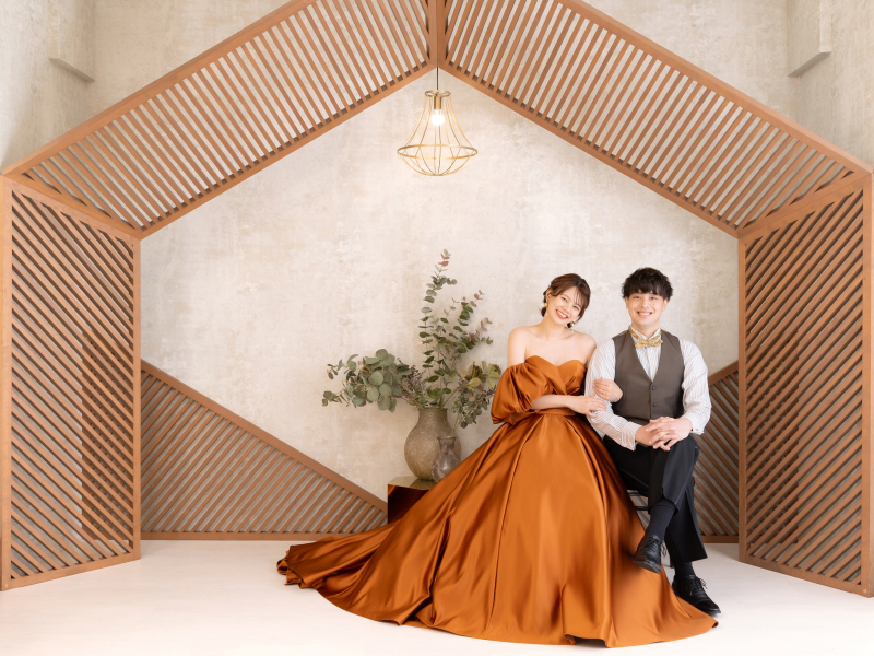 カラードレスでは、ご新郎様もカジュアルな装いに