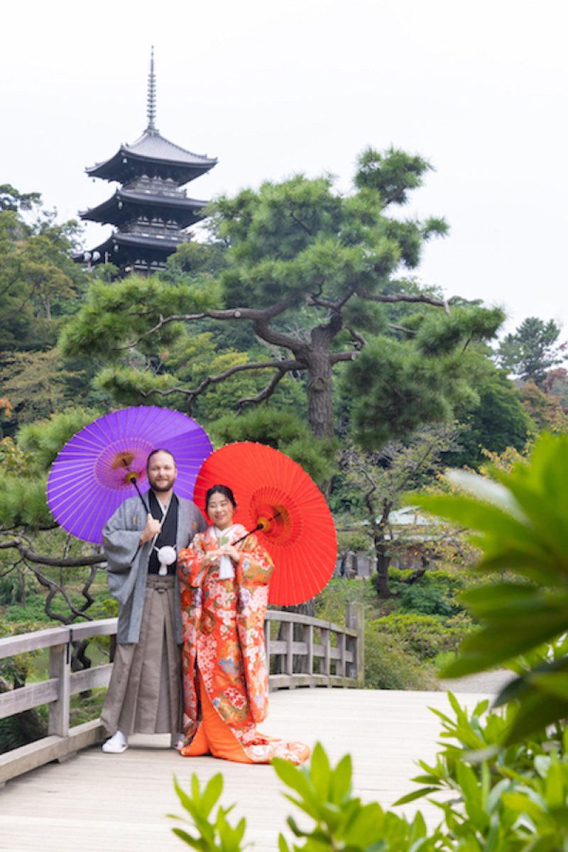 三重塔をバックに