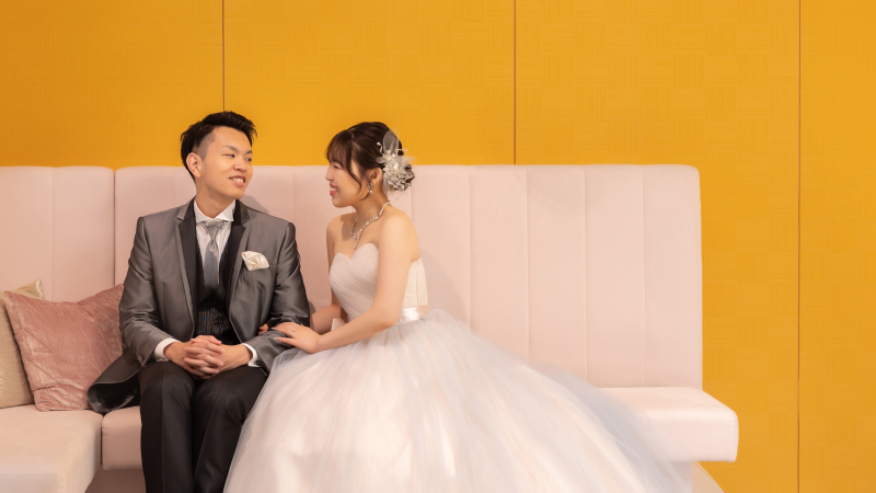 ソファーで可愛く…