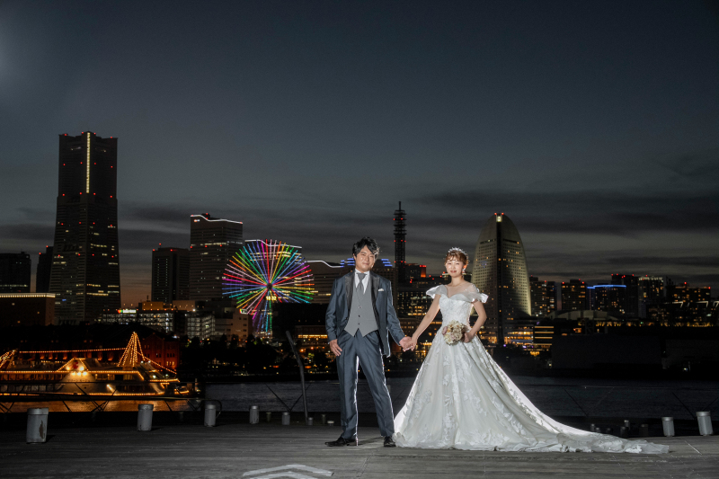 ナイト撮影でもみなとみらいをバックに