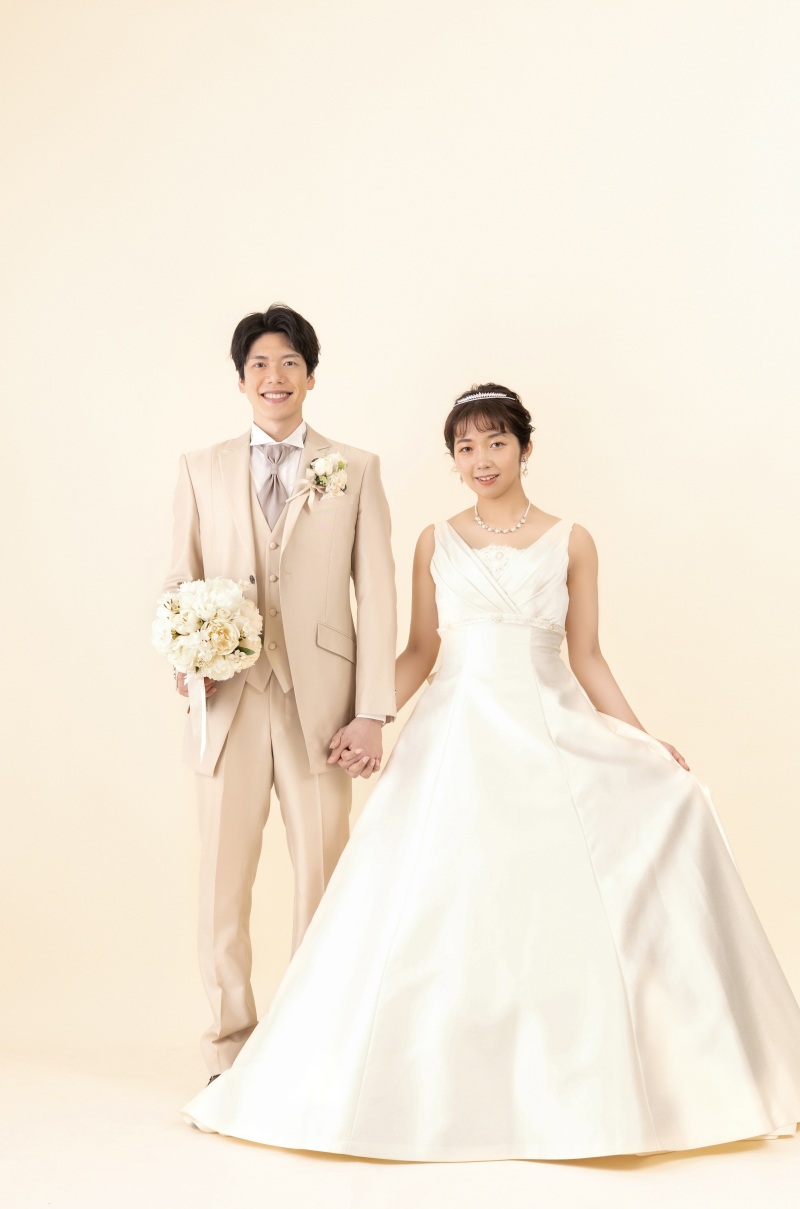 新郎様がブーケを持って