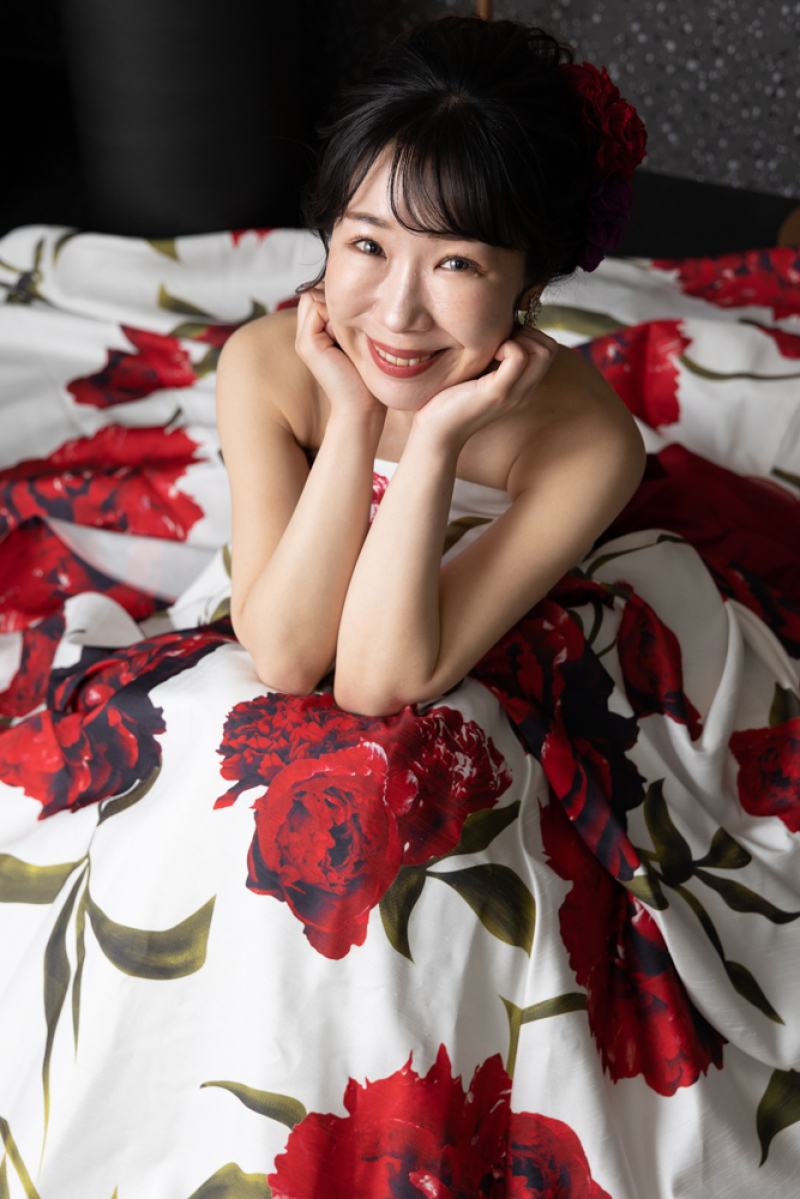 座ってドレスを広げて…♡