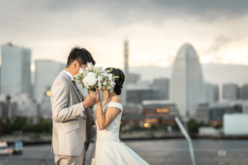 お顔をブーケで隠して…