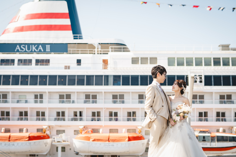 クルーズ客船を背景に