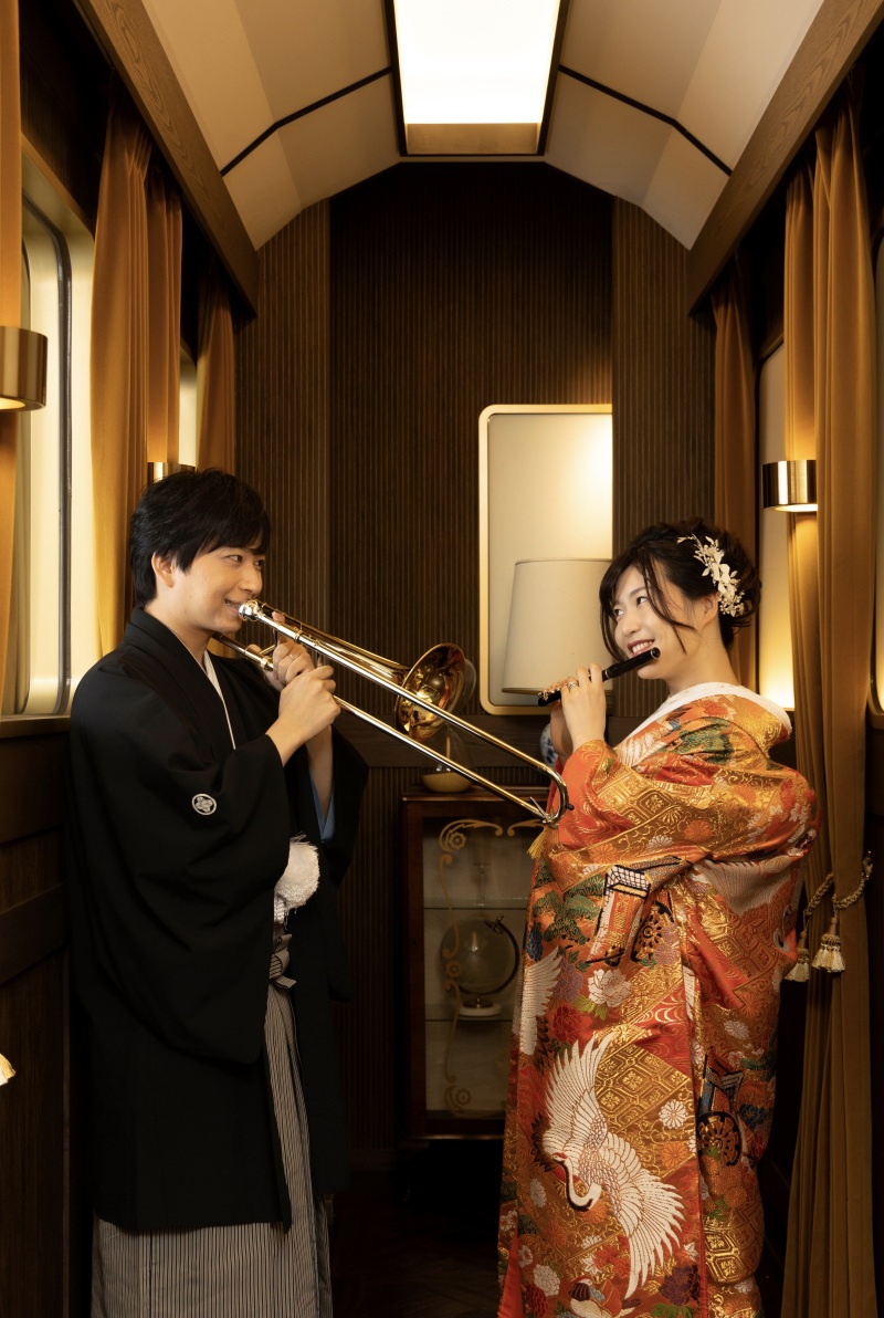 楽器を使ったお二人ならではの1枚♡