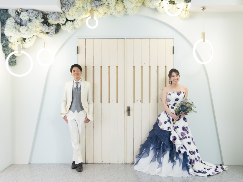 スタジオでカラードレスも