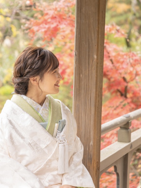 紅葉をバックに