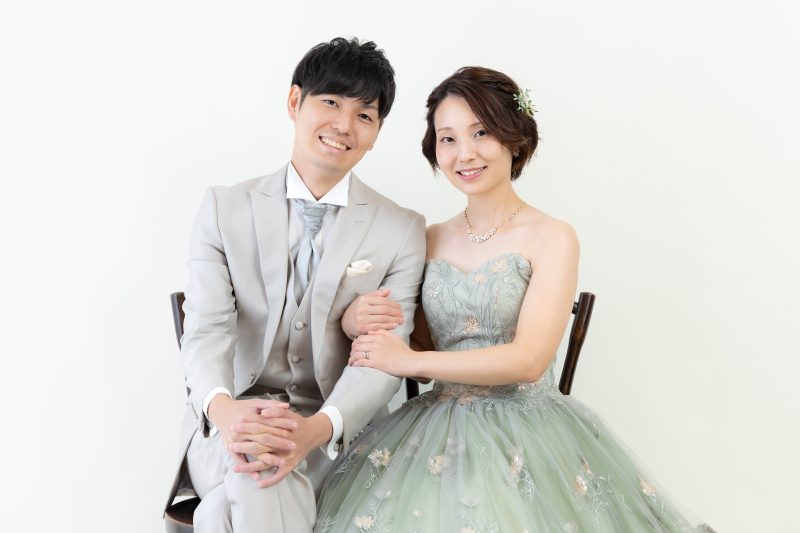 椅子を使ってお二人の距離をぐっと近くに♡