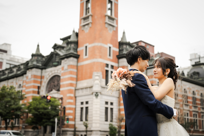 レンガ調の建物を背景によりおしゃれに
