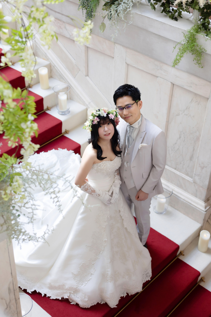 赤い絨毯の階段で