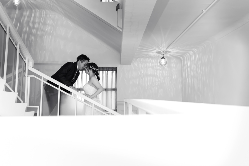 階段の途中でロマンチックなお写真も