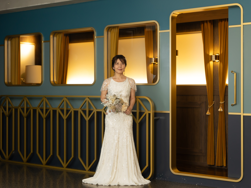 電車の背景でロマンティックなお写真を…