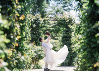 季節の花々が咲く英国風ガーデン