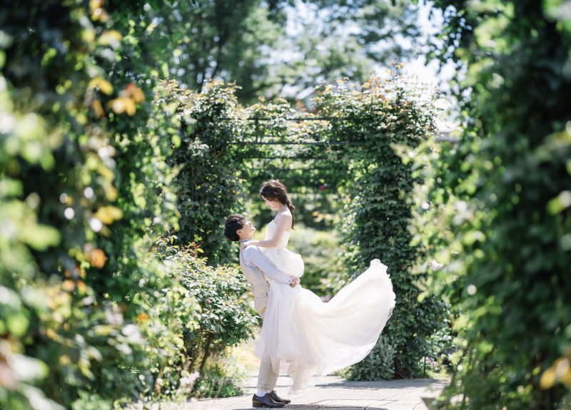 季節の花々が咲く英国風ガーデン