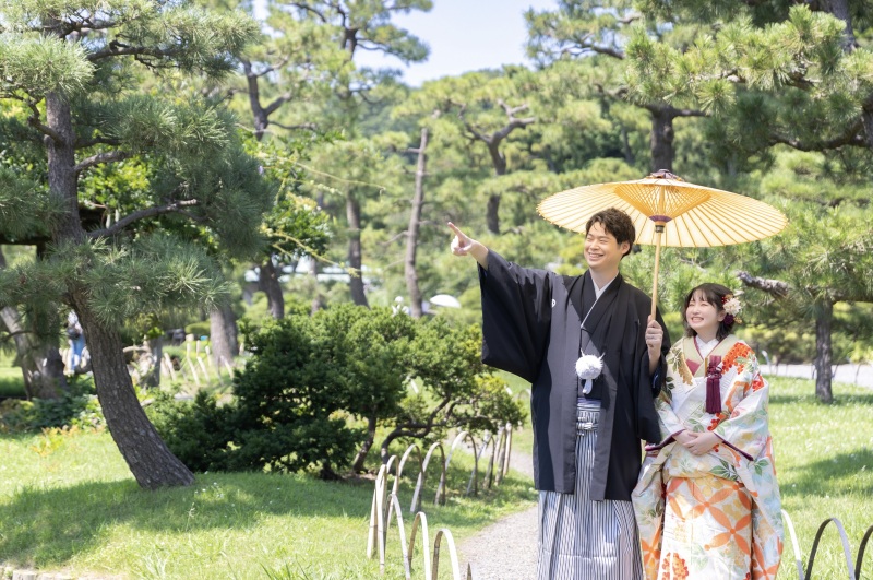 鮮やかな緑を背景に