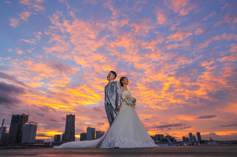 茜色の空とみなとみらいを背景に