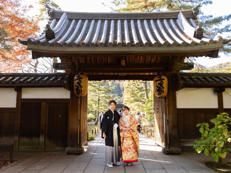 大きな扉の前で