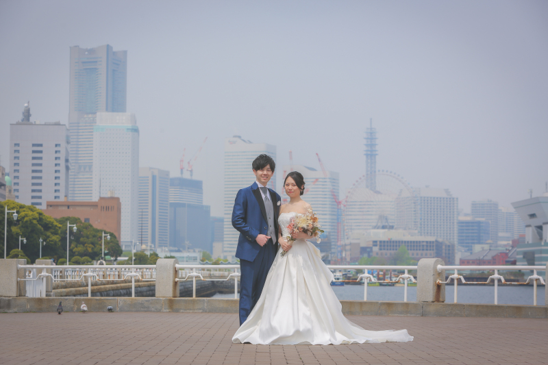 みなとみらいの景色をバックに