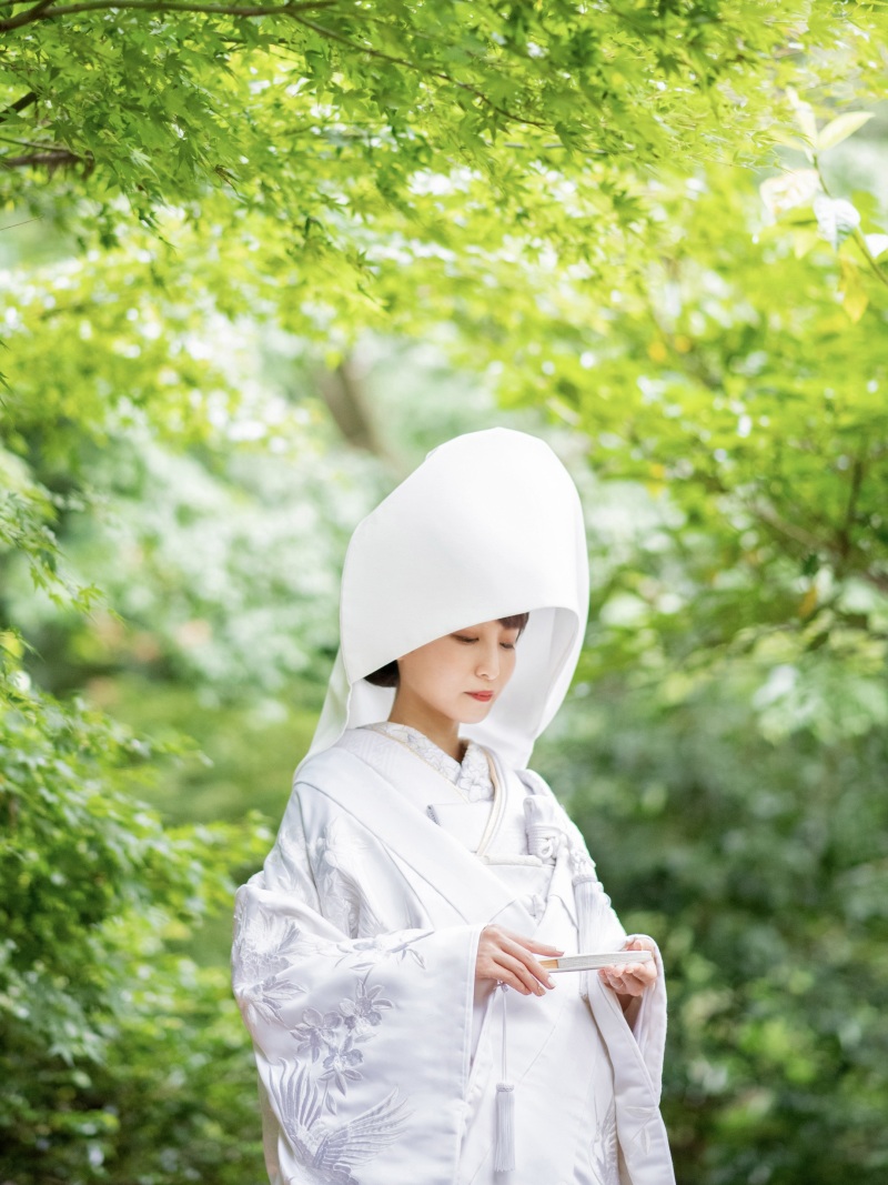 緑に映える白無垢