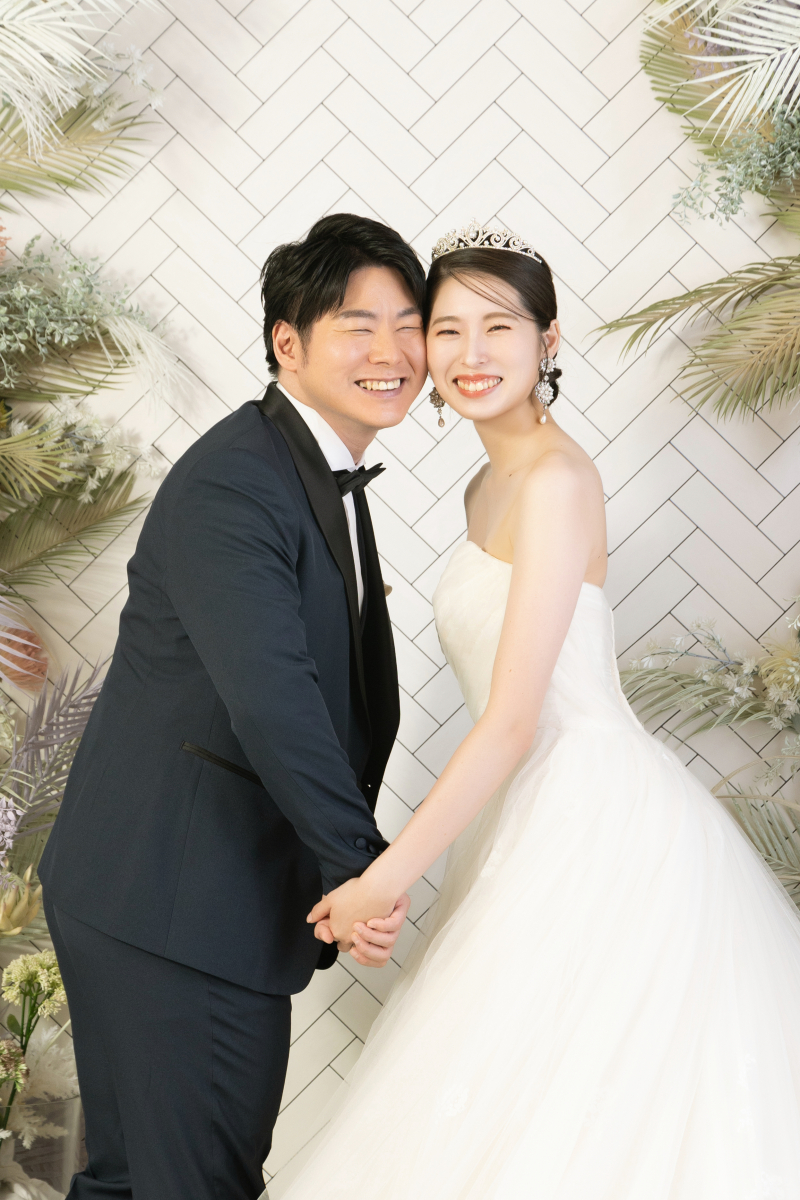 手繋ぎふりむきショットもキュートです♡