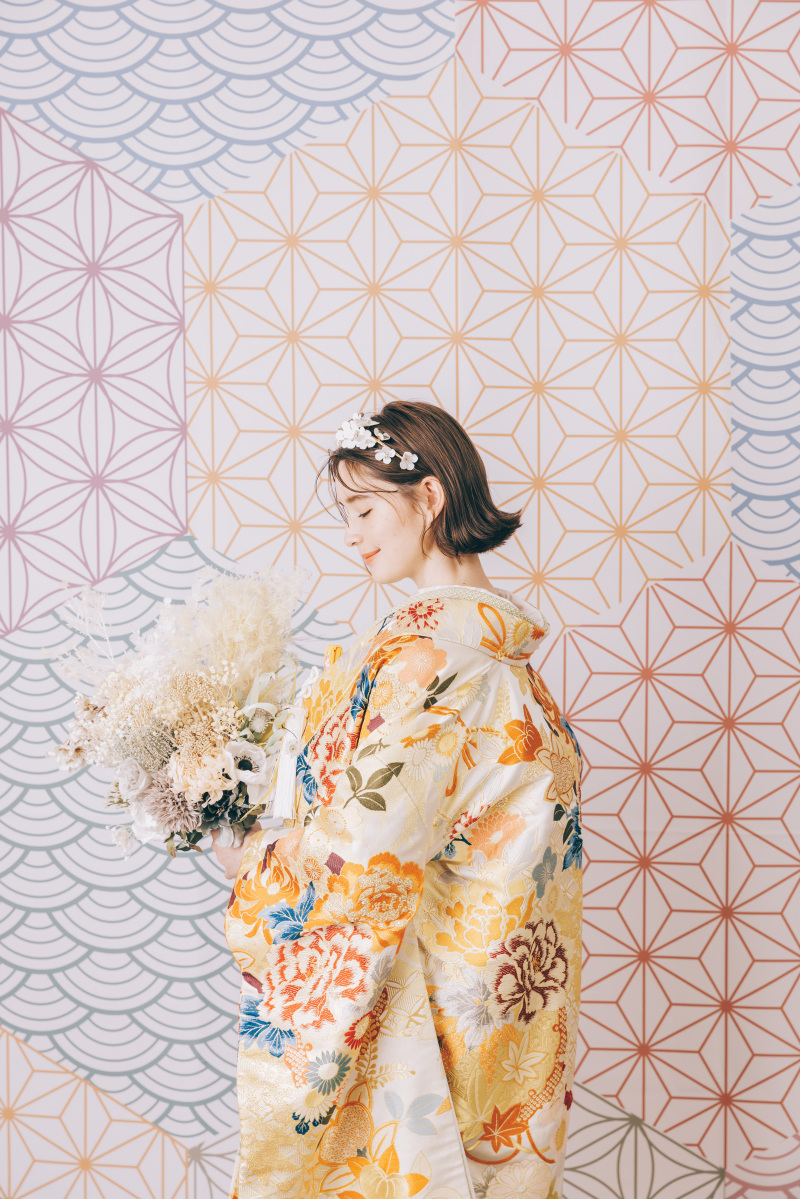 幾何学模様の淡い背景で