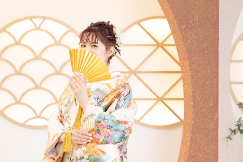 お口元を隠してミステリアスに...