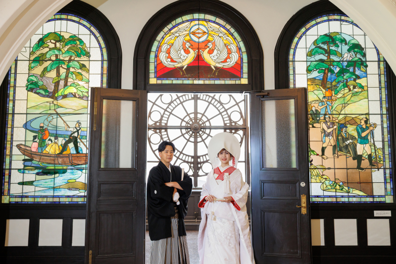 ステンドグラスを背景に...♡
