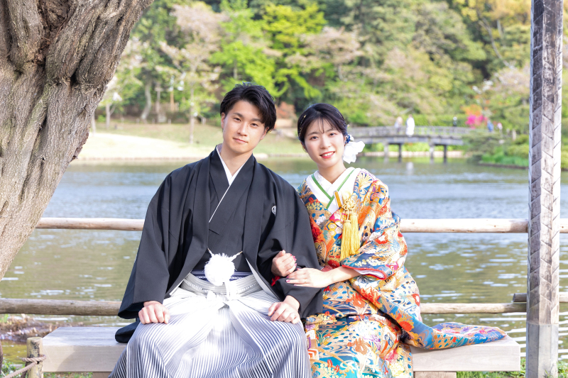 椅子に腰掛けて和やかに