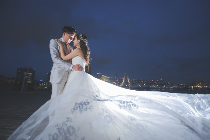 トレーンを活かしたバックシルエットも!