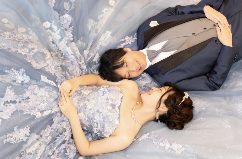 ドレスのスカートの上で♡