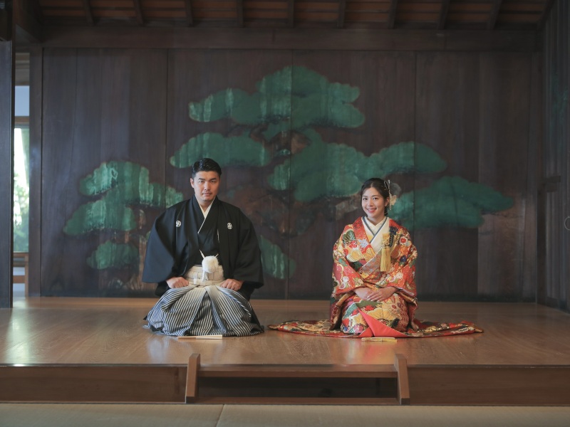 座りのポーズも