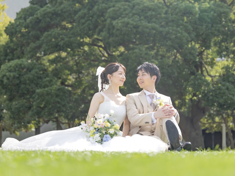 芝生に座って可愛らしい雰囲気のお写真を