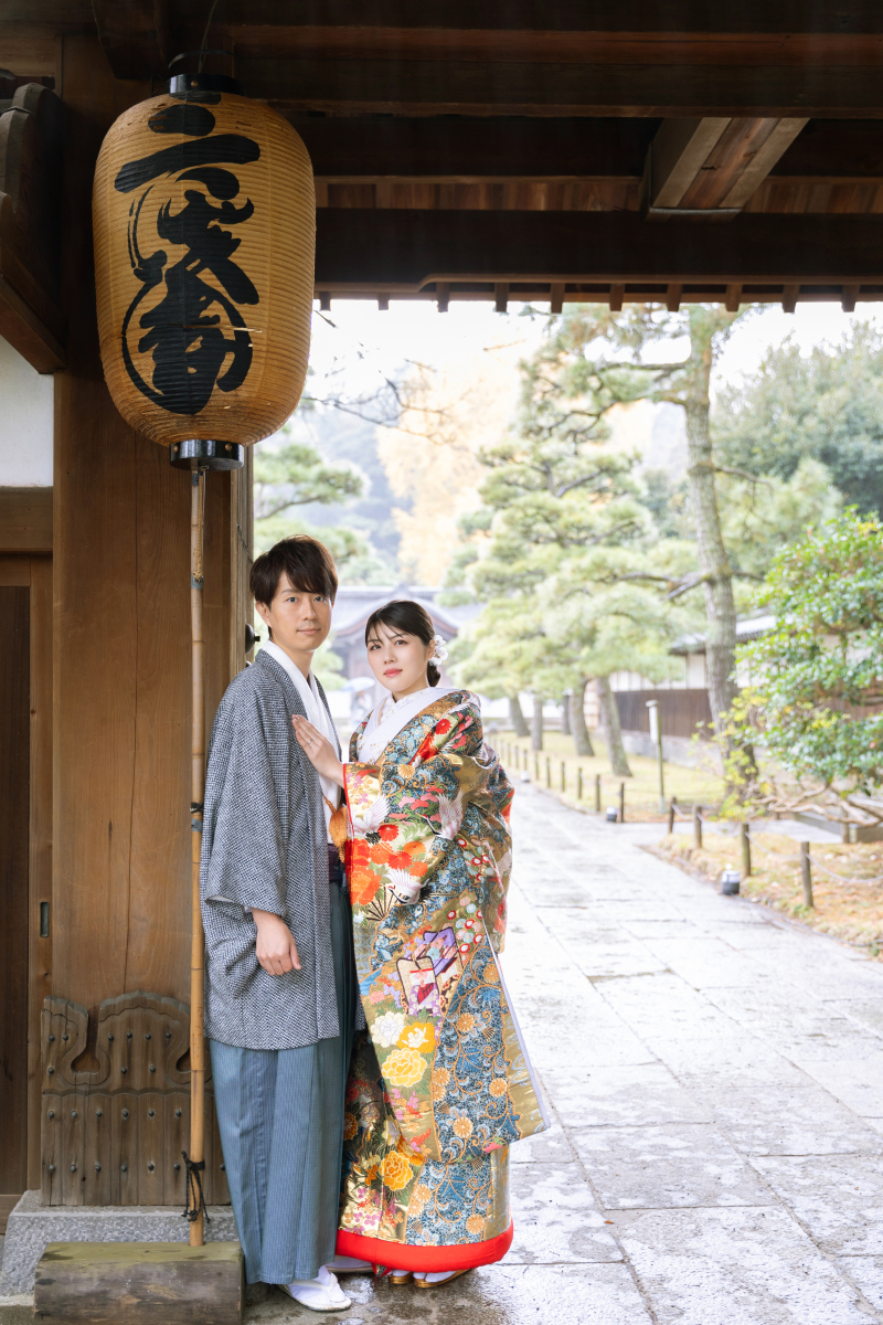 三渓園の門の前で