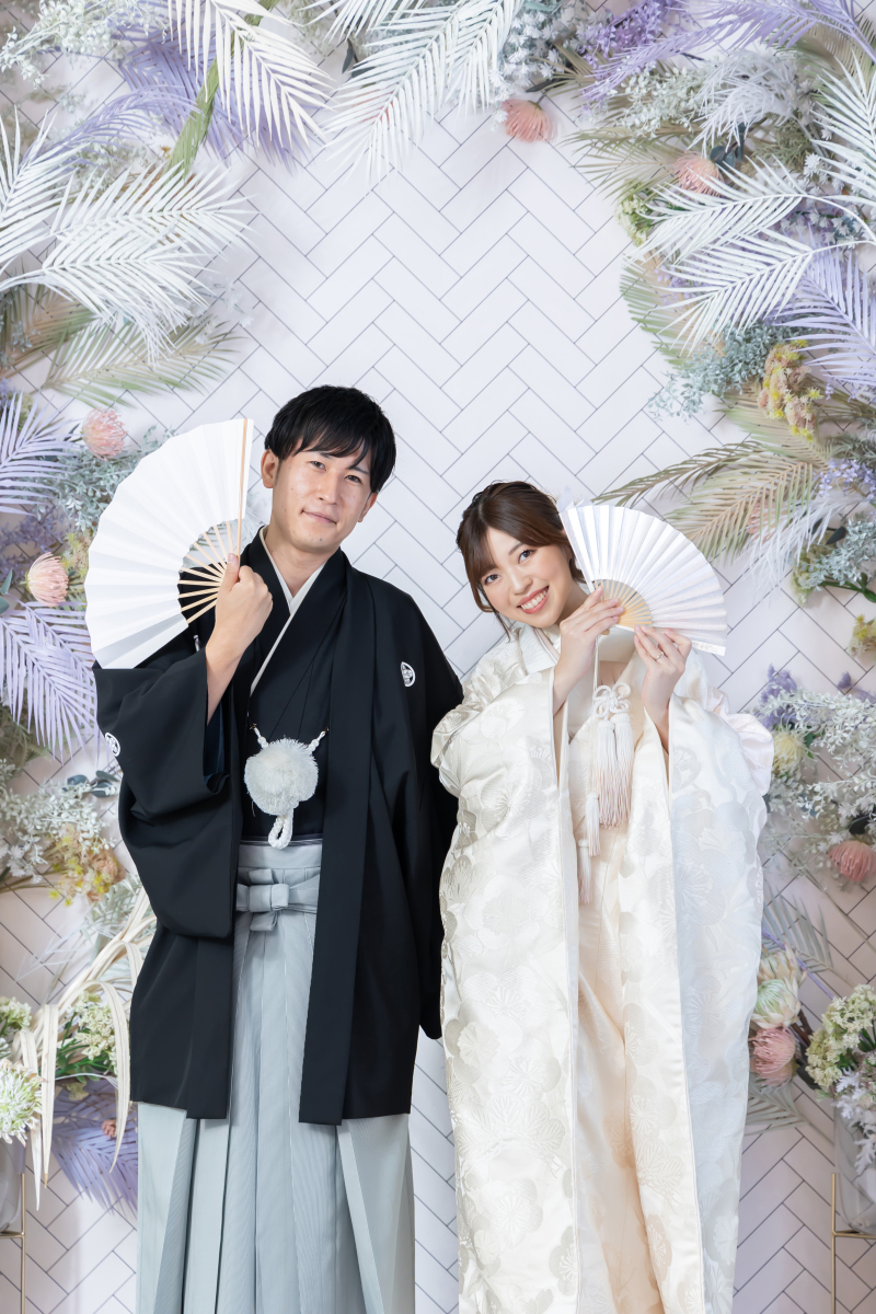 扇子からお顔を覗かせて…